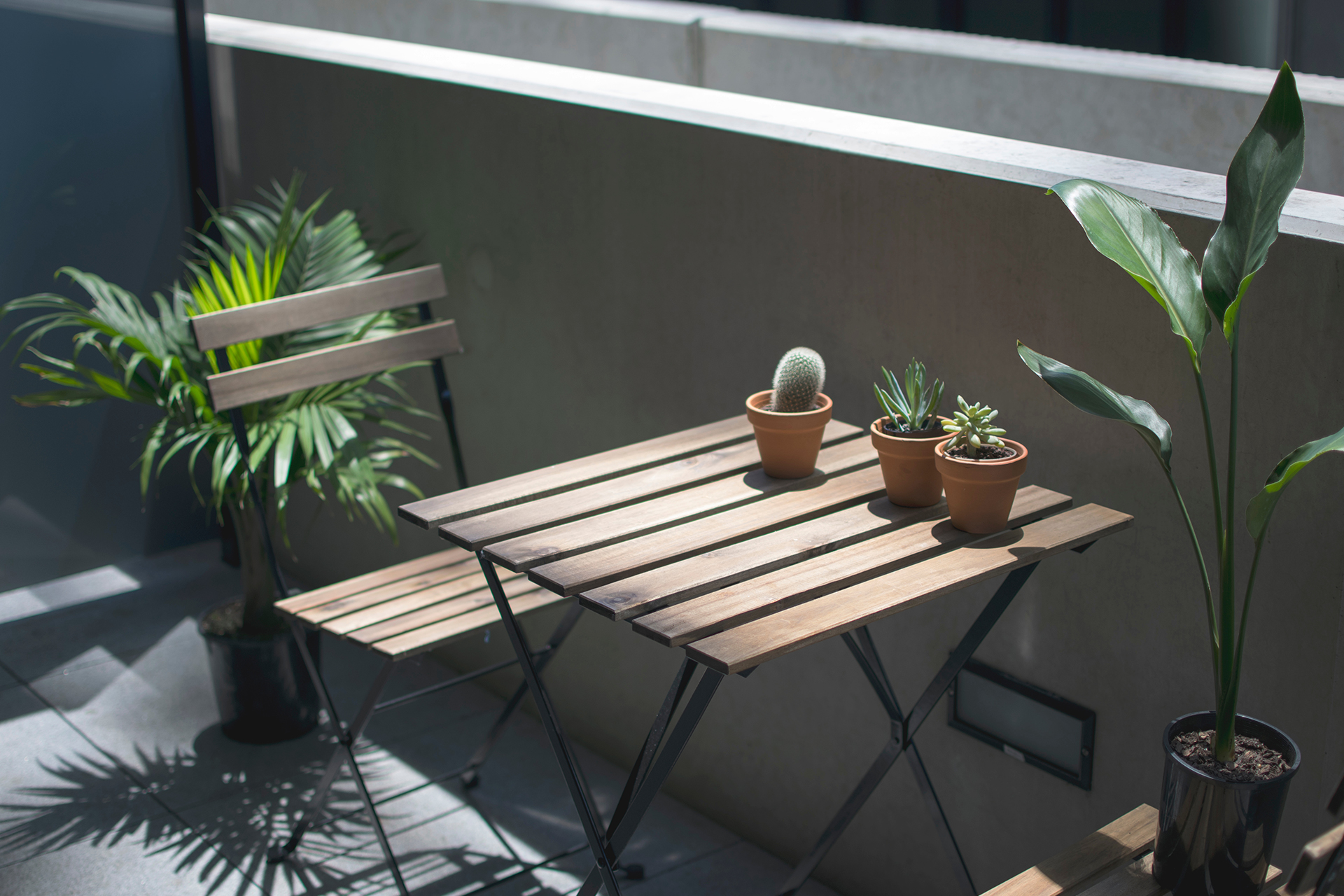 Mesas para colgar de la barandilla y disfrutar de tu balcón, por pequeño  que sea